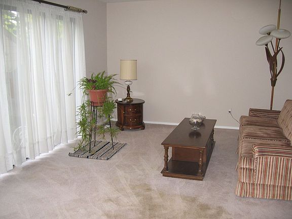 LARGE LIVING ROOM WITH NEUTRAL DECOR