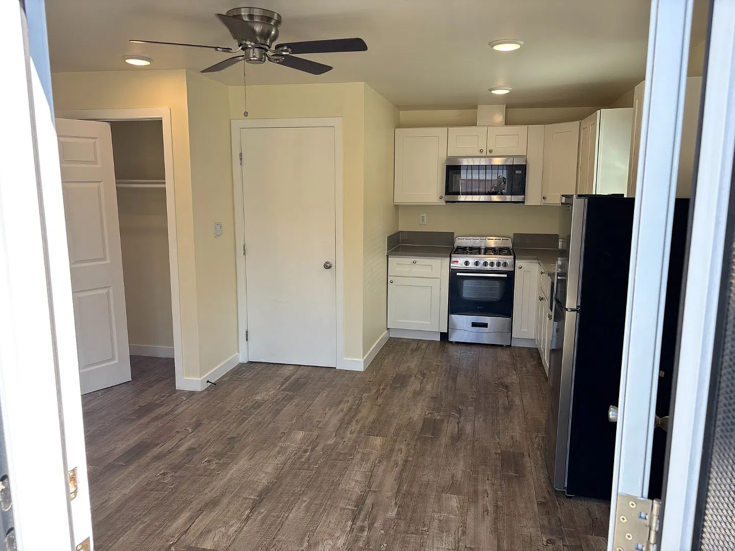 1 bed, 1.0 bath, 300 sqft, $1,400 — Photo 1