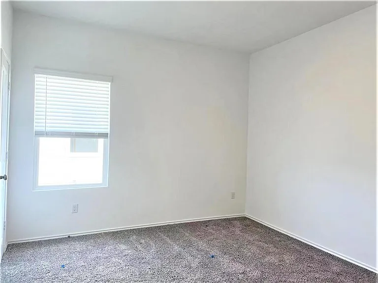 1424 Linwood St — Photo 14
