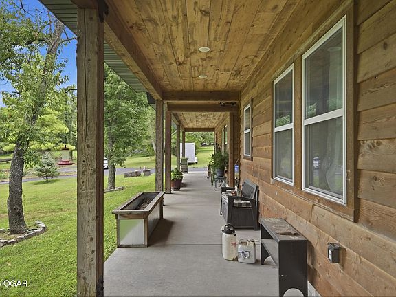 3rd image of 9689 Geranium Rd
