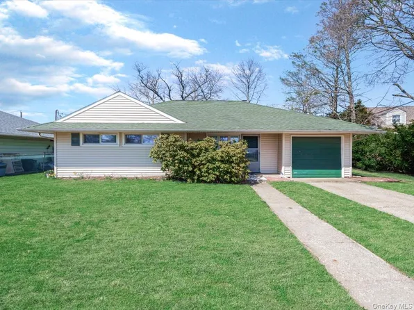 11 Hewitt Street, Hicksville, NY 11801