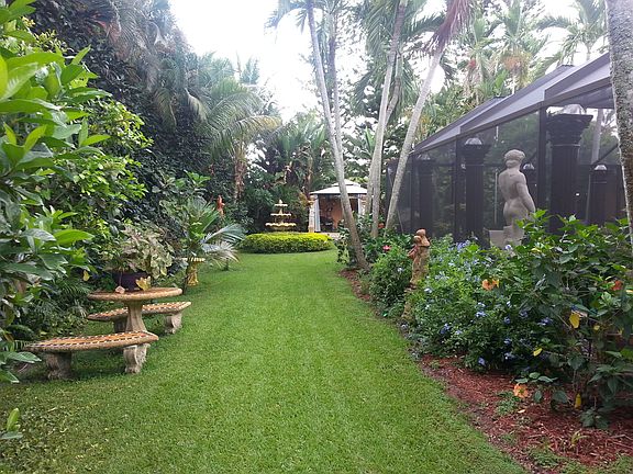 garden behing screen enclosu