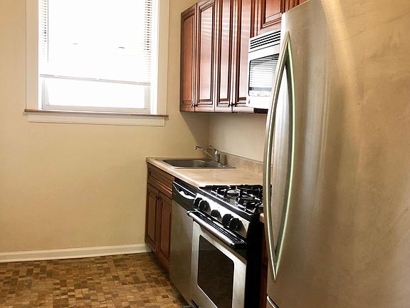 2nd image of 1628 W Lunt Ave APT 1B