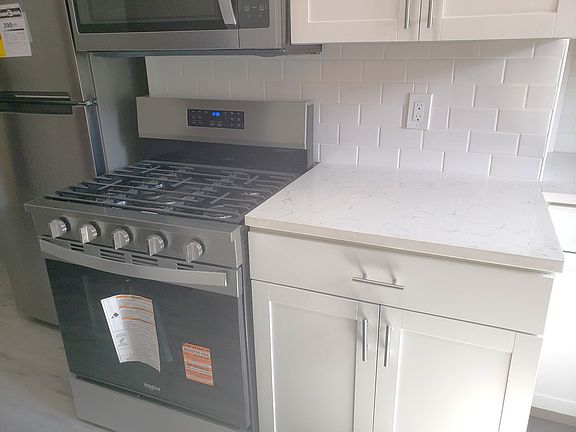 4th image of 154 Ainslie St APT 2L