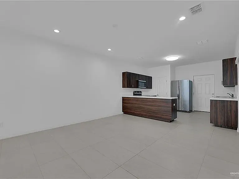 3 bed, 2.5 bath, 1983 sqft, $1,800 — Photo 2