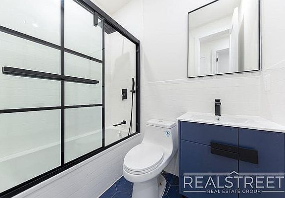 5th image of 529 Chauncey St #5