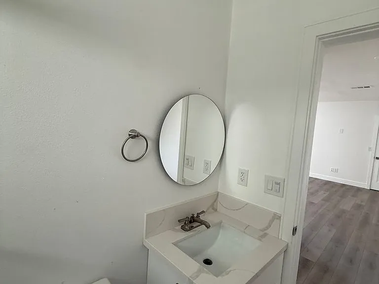 1150 W 38th St — Photo 52