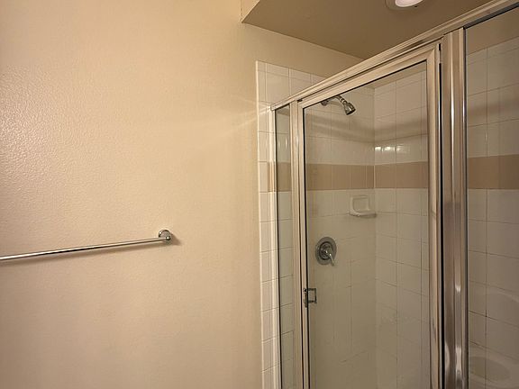 5th image of 901 W 22nd 1/2 St