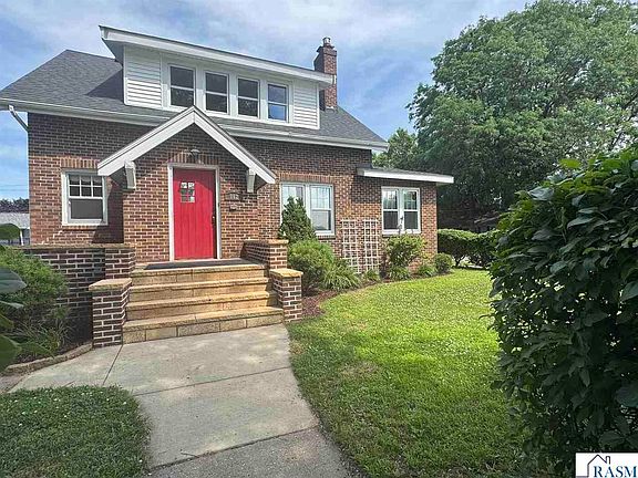 4th image of 802 Range St