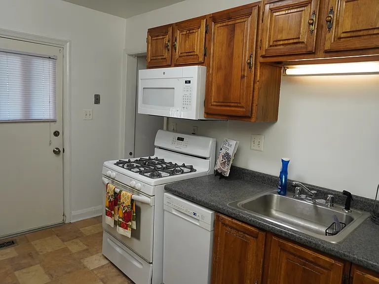 205 E Burke Ave — Photo 9