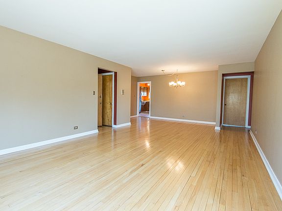 3rd image of 6805 N Northwest Hwy #2