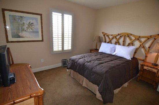 RP4T3459CA-queen-bedroom-2