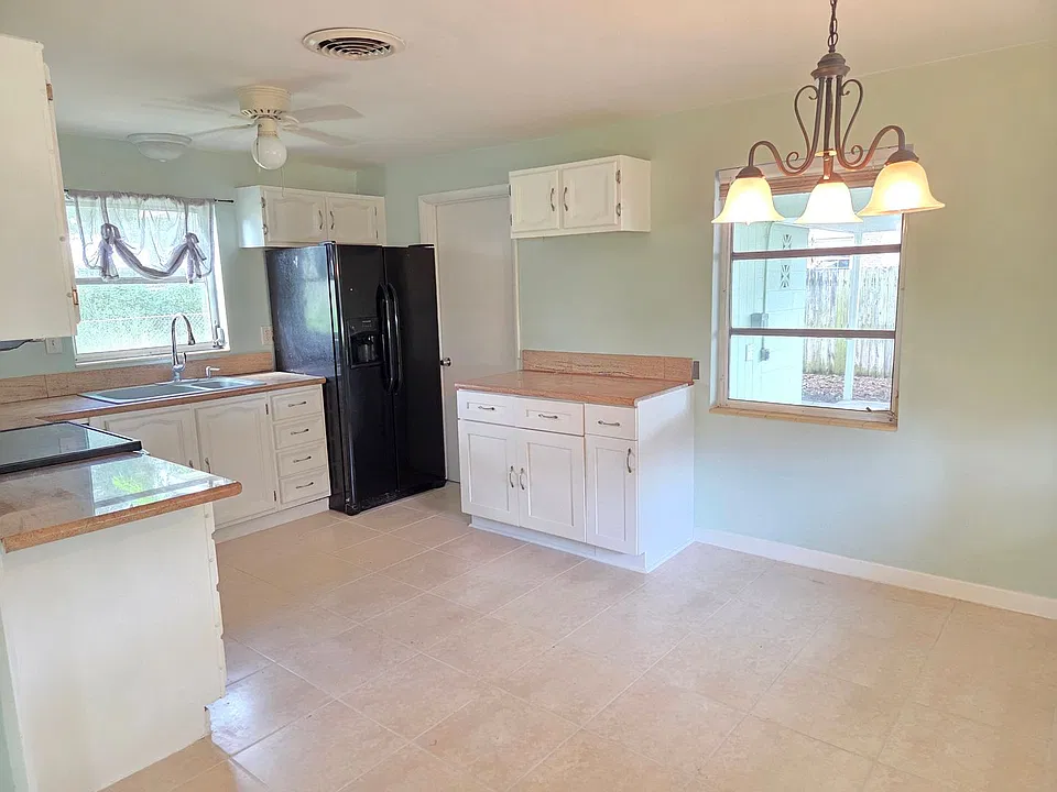 1435 4th Ln