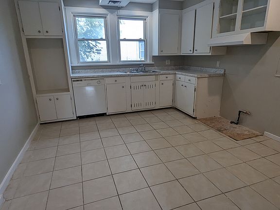 3rd image of 4239 Lewis Ave #1