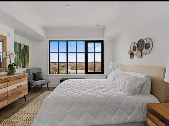 4th image of 346 Peters St #208