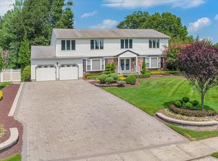 2 Mohawk Ln, Manalapan, NJ 07726