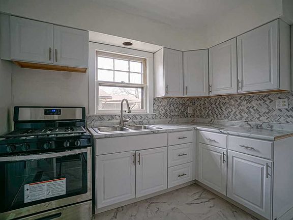 4th image of 3118 Latham St