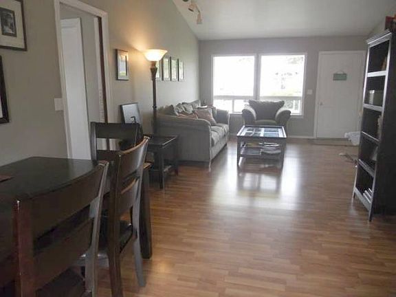 OPEN LIVING TO DINING