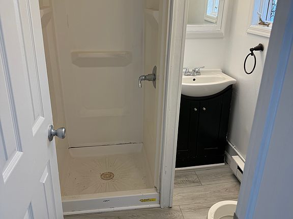5th image of 164 Orchard Ave