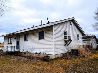 905 N 3rd St, Muscoda, WI 53573