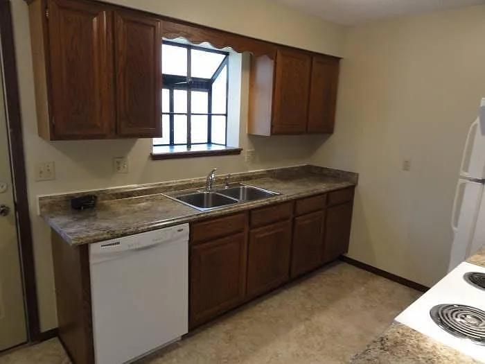 9806 Red Oak Ln — Photo 3
