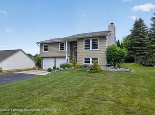 6555 Crestview Dr, Laingsburg, MI 48848