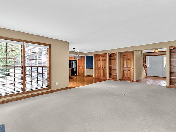 5th image of 313 Sterling Ct