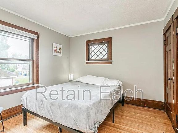 4th image of 320 Barton St