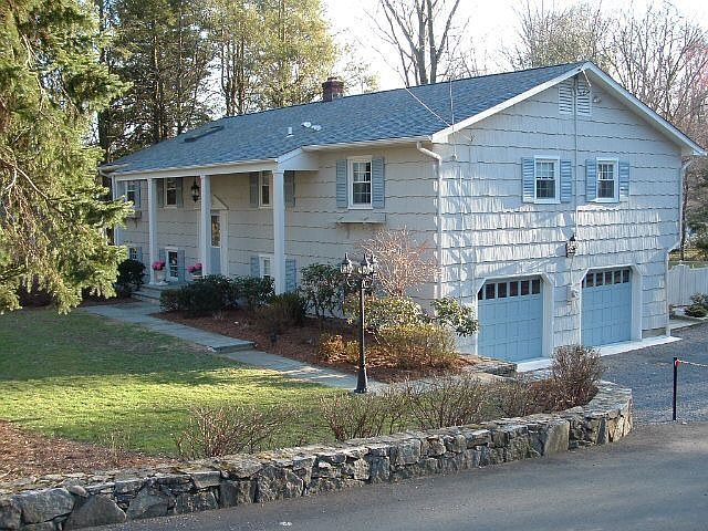 Custom Raised Ranch w/2 car attach garage