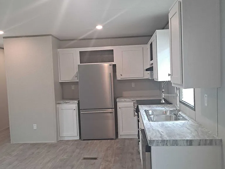 114 W Walker Ave — Photo 2