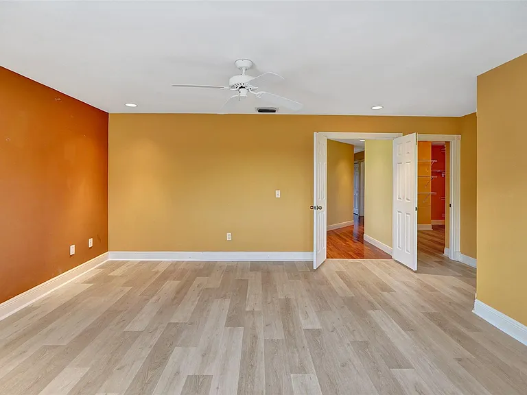 10902 Tamoron Ln — Photo 32