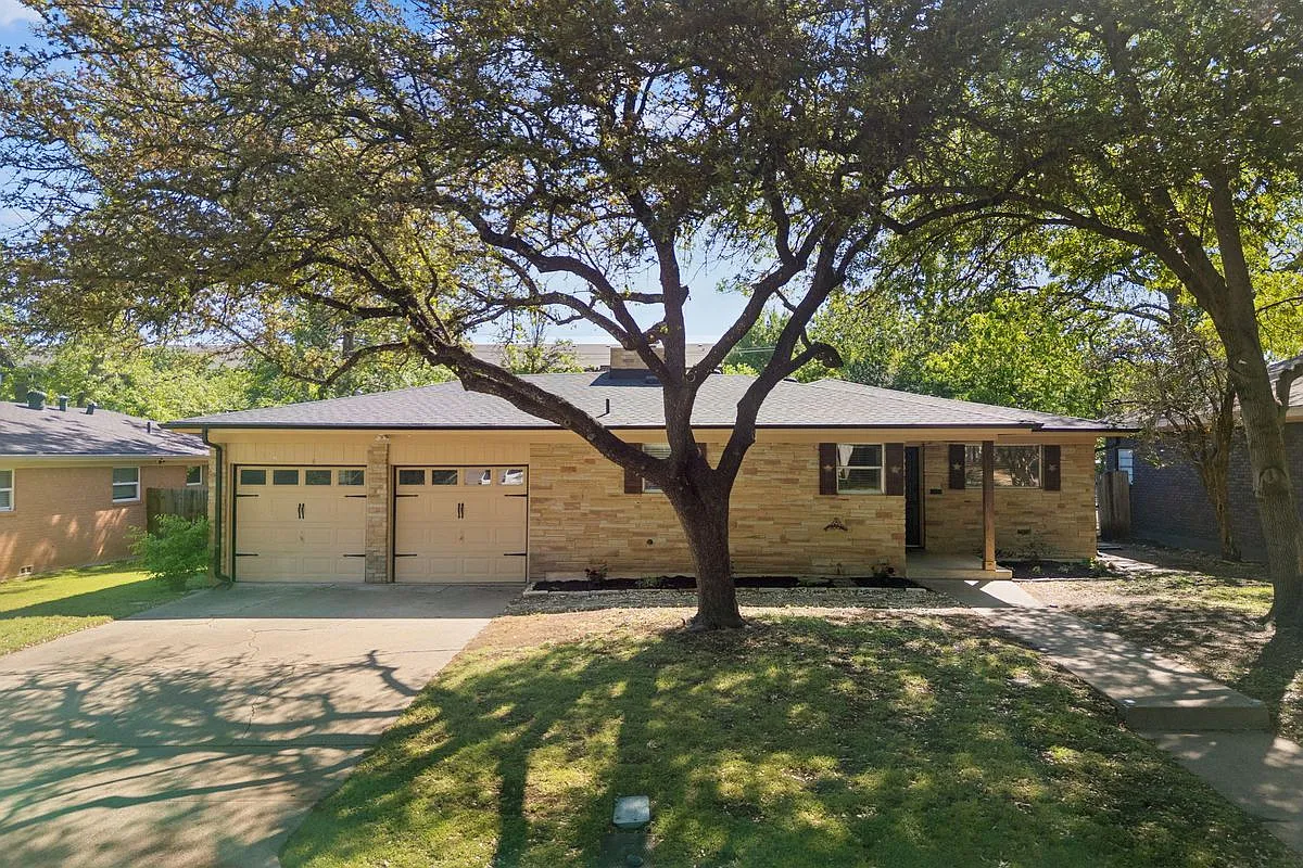 3 bed, 2.0 bath, 1660 sqft, $3,000 — Photo 1