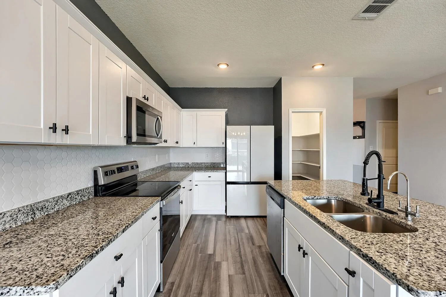 3 bed, 2.5 bath, 2082 sqft, $2,100 — Photo 3