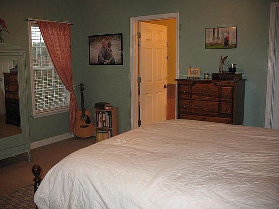 4th image of 212 Thrasher Way