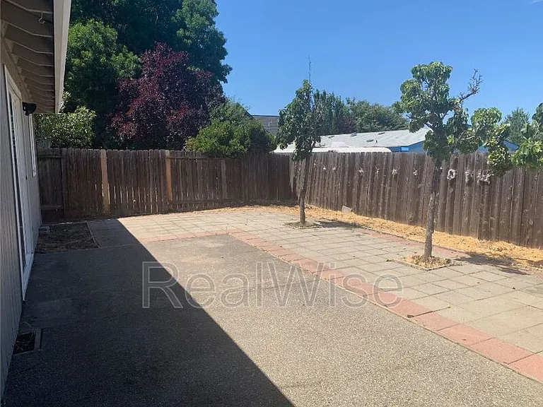 210 Sweetbrier Dr — Photo 24