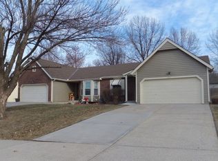 203 SE Ridgeview Dr, Lees Summit, MO 64063