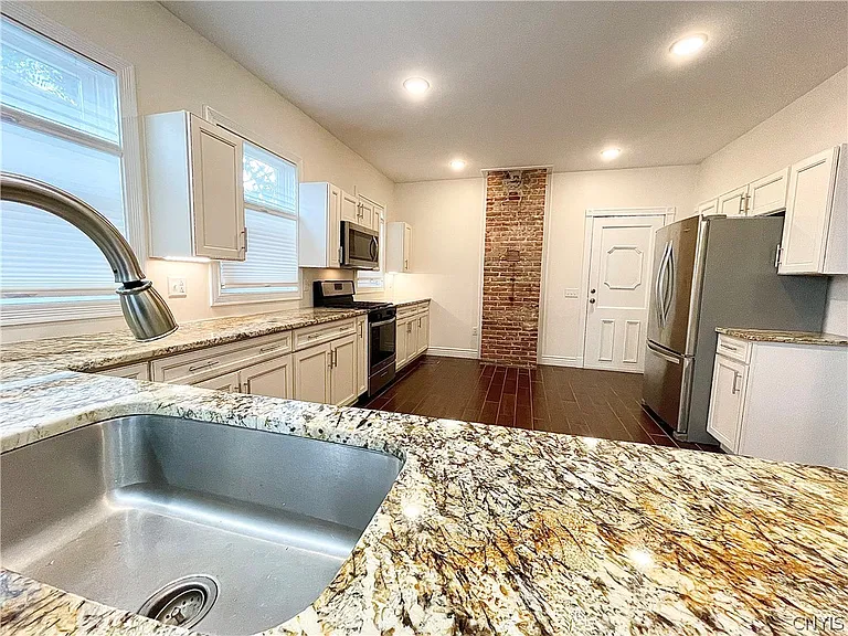 365 Green St — Photo 3