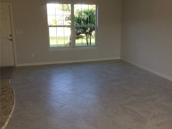 4th image of 310 SE 19th Terrace Cpe