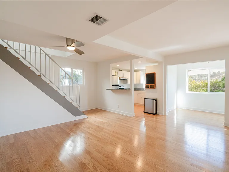 339 Isabel St — Photo 8