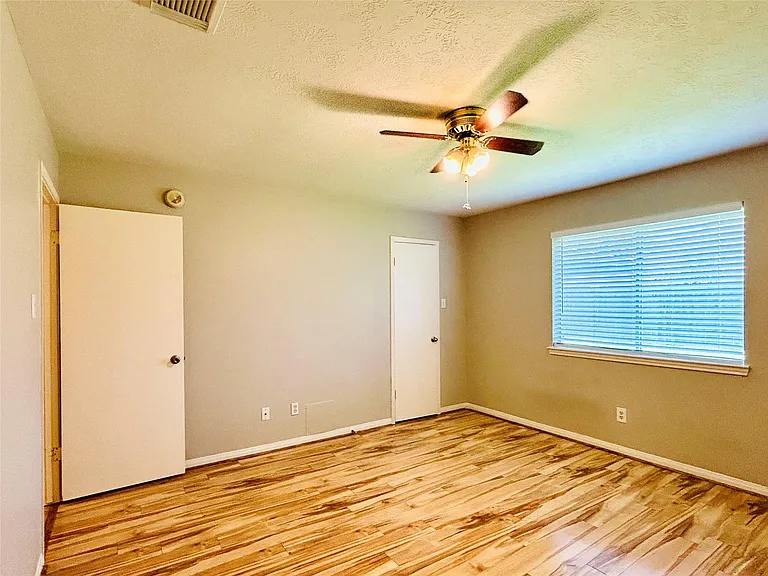 1404 Helmsley Dr — Photo 28