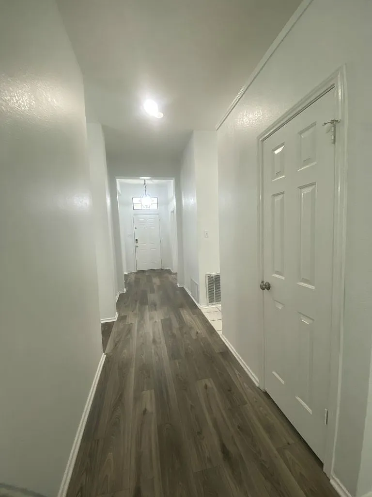 3 bed, 2118 sqft, $1,975 — Photo 2