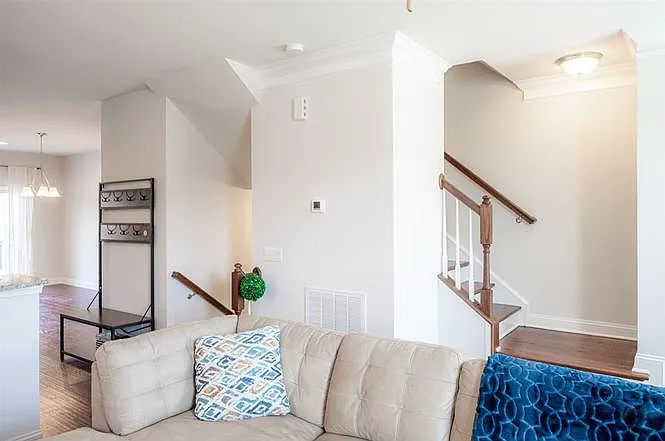 1006 Drayman Pl — Photo 8