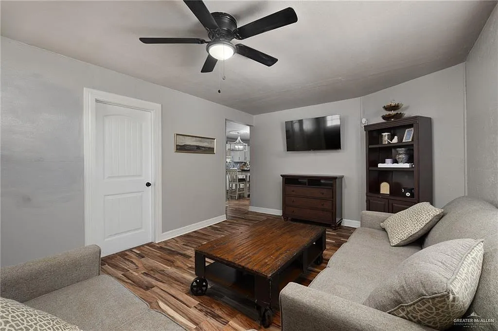 2 bed, 1.0 bath, 888 sqft, $1,600 — Photo 3
