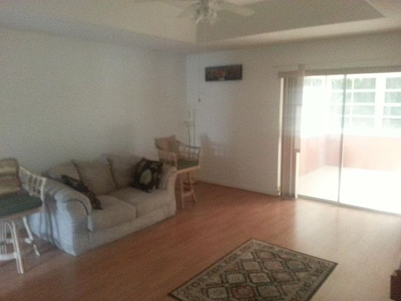 Large Master Bedroom w/ Sliders to Lanei and tray ceiling