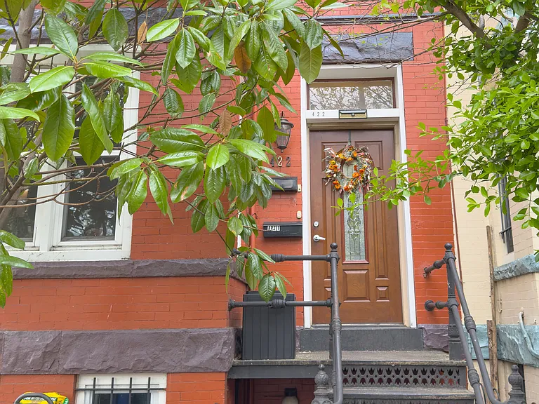 422 8th St NE #B — Photo 1