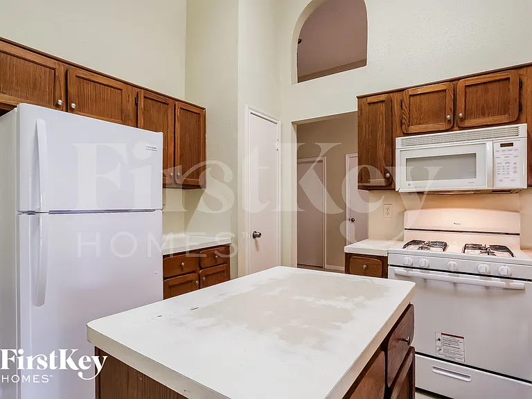 1055 Margate Dr — Photo 7