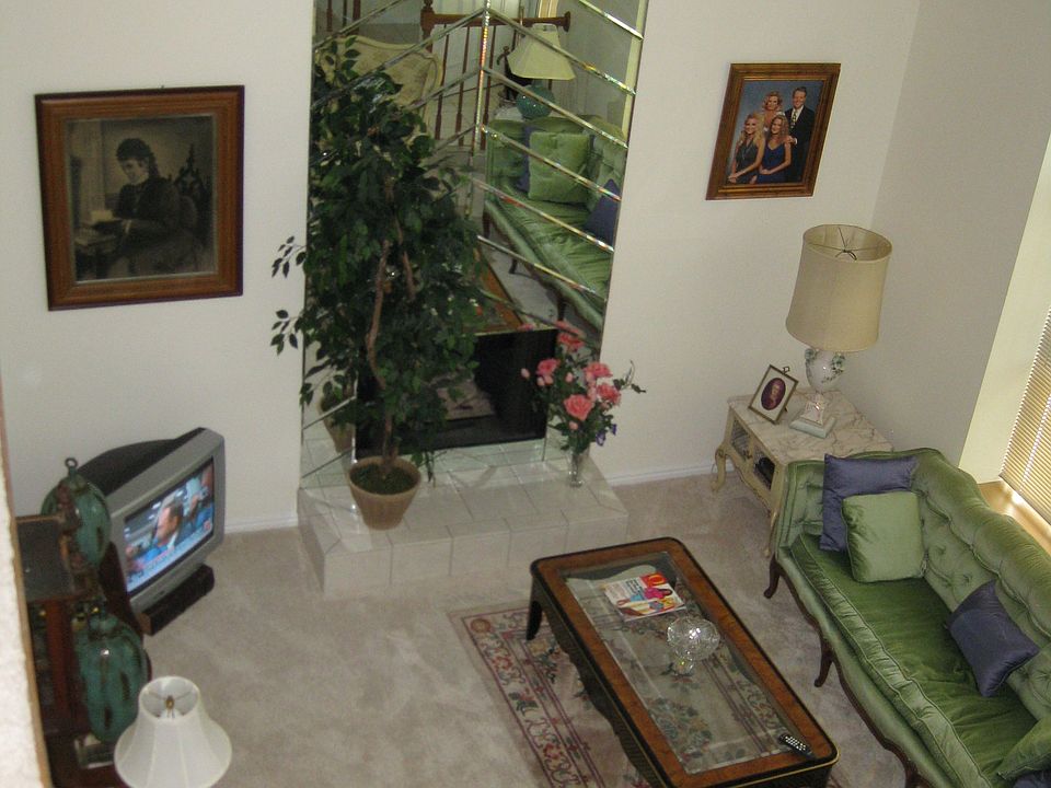 Living Room w gas log