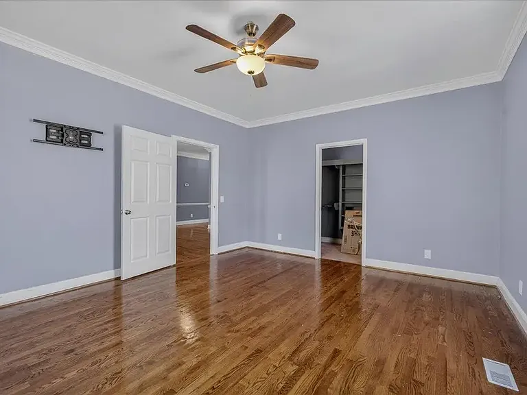 1032 Lynch Rd — Photo 4
