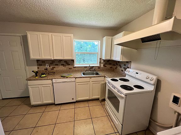 3rd image of 1003 Lynda Ln