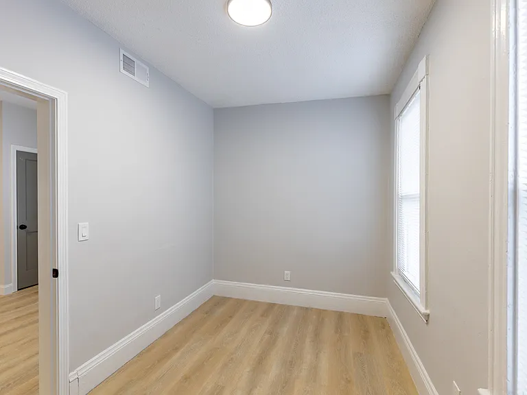 628 E 6th St #2 — Photo 4